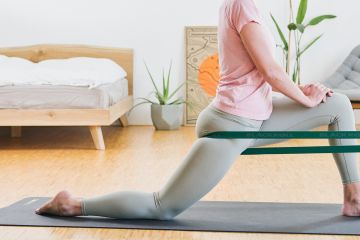 12 Ruckenschmerzen Banded Hip Flexor Stretch Blackroll 04383