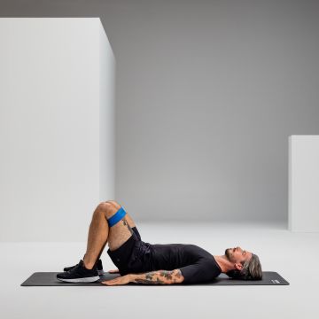 Glute bridge strengthening blackroll loop band web 2 Y2 A5282 1