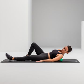 Shoulder massage recovery blackroll ball 08 blackroll ball 12 web 1 2 Y2 A4555