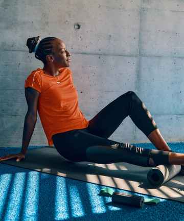Leichtathletin, Yasmin Giger beim Leichtathletik Cool-down & Dehnübungen mit BLACKROLL® Produkten.