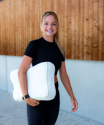 Loena Hendrickx met pillow