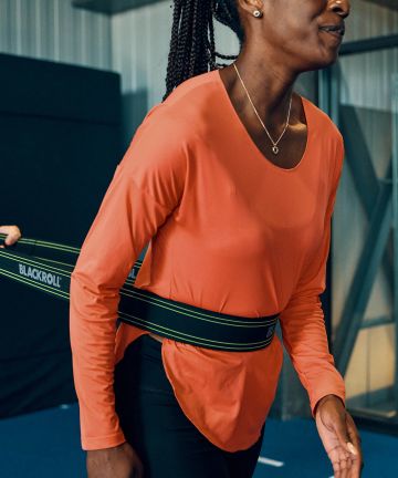 Athlète, Yasmin Giger s'échauffe pour son entraînement avec des exercices BLACKROLL®.