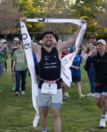 Jonas Deichmann Zieleinlauf bei seiner 120-Tage Challenge