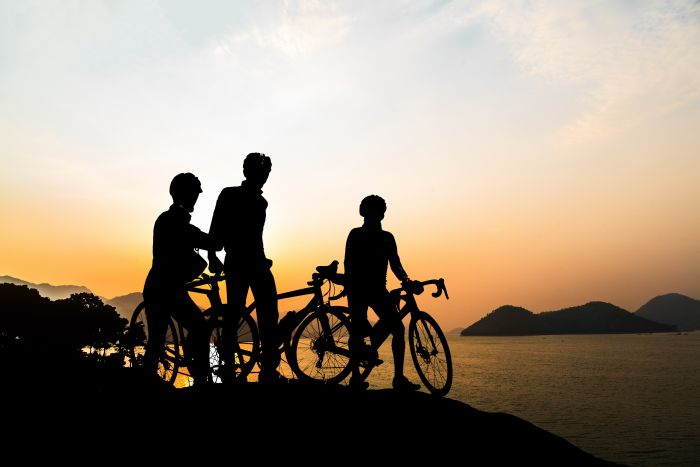 Radfahrer im Sonnenuntergang