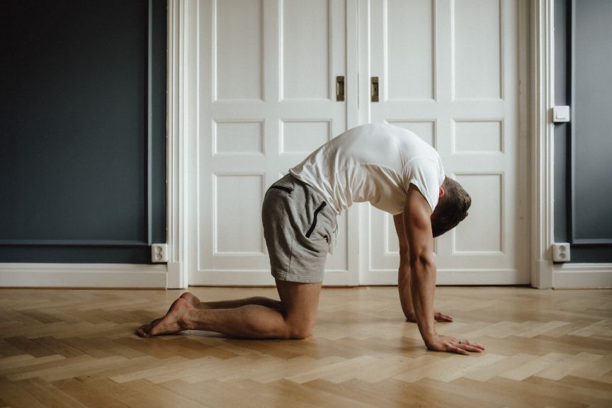 Cat-and-Cow alternating: From quadruped stand round the upper back. Segment by segment, starting with the thoracic spine and looking towards the belly button.